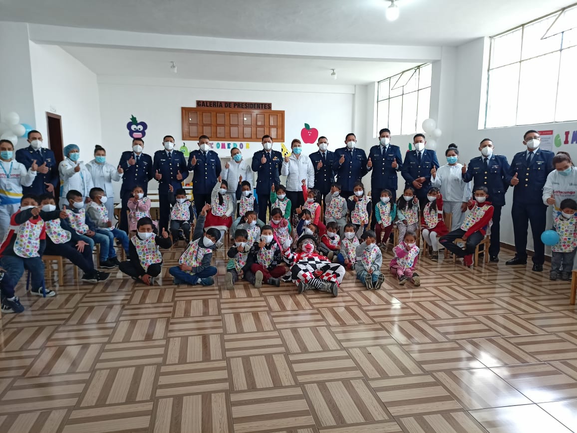 FuerzaAereaEc's tweet photo. Los alumnos militares del Quincuagésimo Sexto Curso de Actualización Militar de la Escuela de Perfeccionamiento de Aerotécnicos #EPAE en coordinación con el Patronato Municipal de la ciudad de #Latacunga, realizaron un agasajo a niños de escasos recursos de esta ciudad, https://t.co/7woCq1wv3C