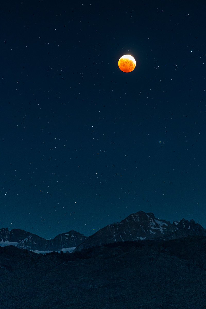johnkrausphotos's tweet photo. Just after totality, the moon is seen against a field of stars over the Sierra Nevada mountain range in eastern California. #LunarEclipse2021 https://t.co/72vUbQtuc6