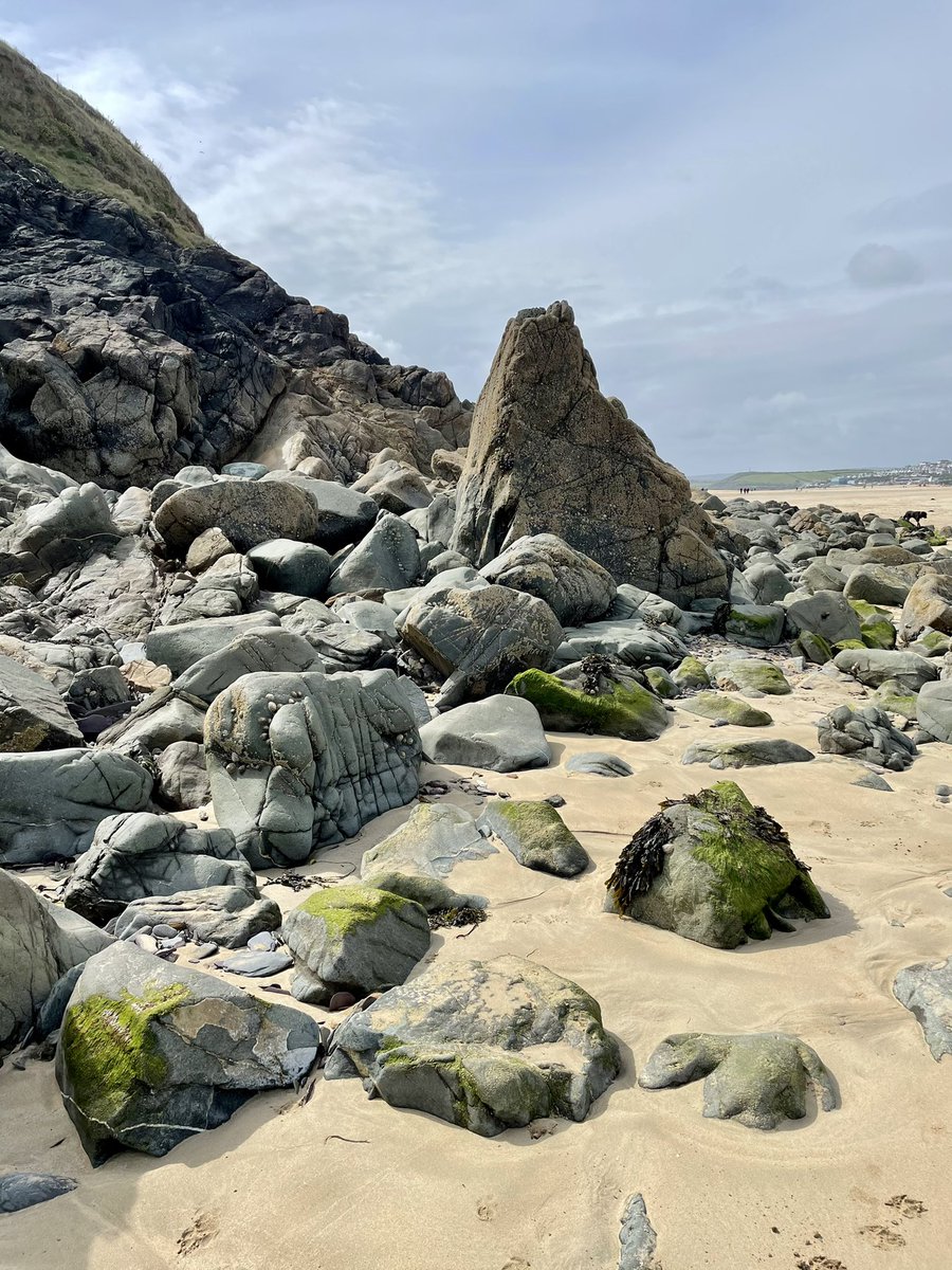 ClareThatcher2's tweet image. A few wonderful days drawing by the sea in Cornwall. Looking, thinking &amp;amp; enjoying what the tide has to offer 😎
#composition #differentviewpoints #research #inspiration #drawing #sketchbook #observational #rockformations #sea #minibreak