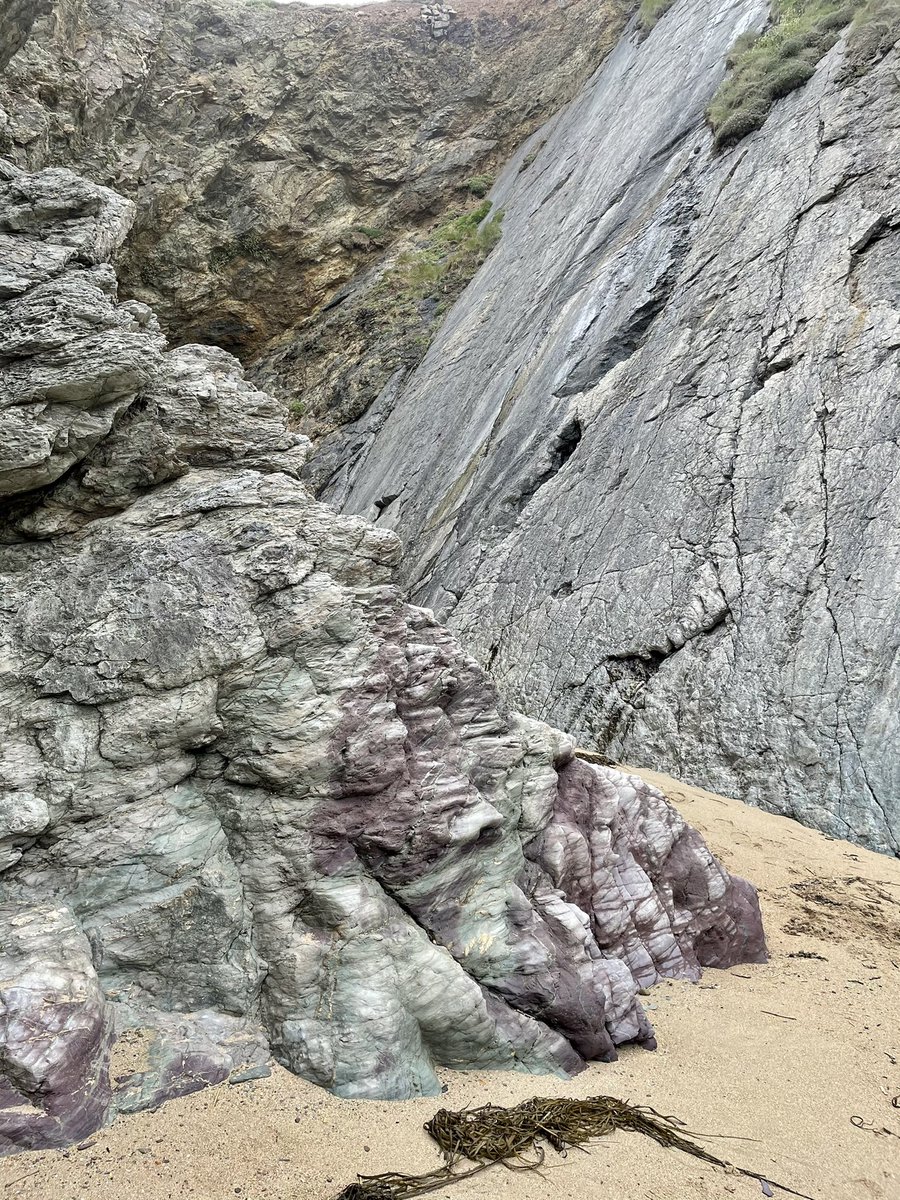 ClareThatcher2's tweet image. A few wonderful days drawing by the sea in Cornwall. Looking, thinking &amp;amp; enjoying what the tide has to offer 😎
#composition #differentviewpoints #research #inspiration #drawing #sketchbook #observational #rockformations #sea #minibreak