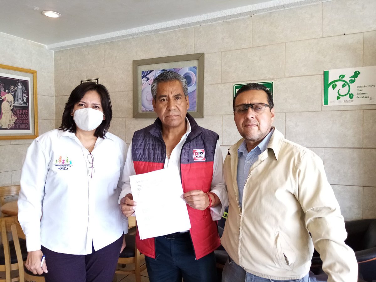 Cirilo_Salas51's tweet photo. Firmando compromiso por la vida. Con Miriam Sánchez y Moises Rosas del @FNFPuebla vamos por el Pacto Mujer y Vida 

🗳️Tu voto es tu voz. 
#VotaRSP #JuntosAdelante 
#SanarAMéxico https://t.co/JsIF7dMnkB