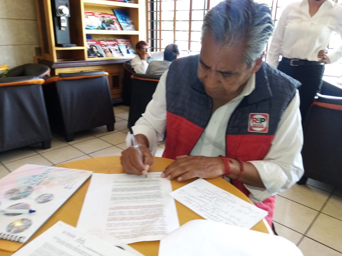 Cirilo_Salas51's tweet photo. Firmando compromiso por la vida. Con Miriam Sánchez y Moises Rosas del @FNFPuebla vamos por el Pacto Mujer y Vida 

🗳️Tu voto es tu voz. 
#VotaRSP #JuntosAdelante 
#SanarAMéxico https://t.co/JsIF7dMnkB