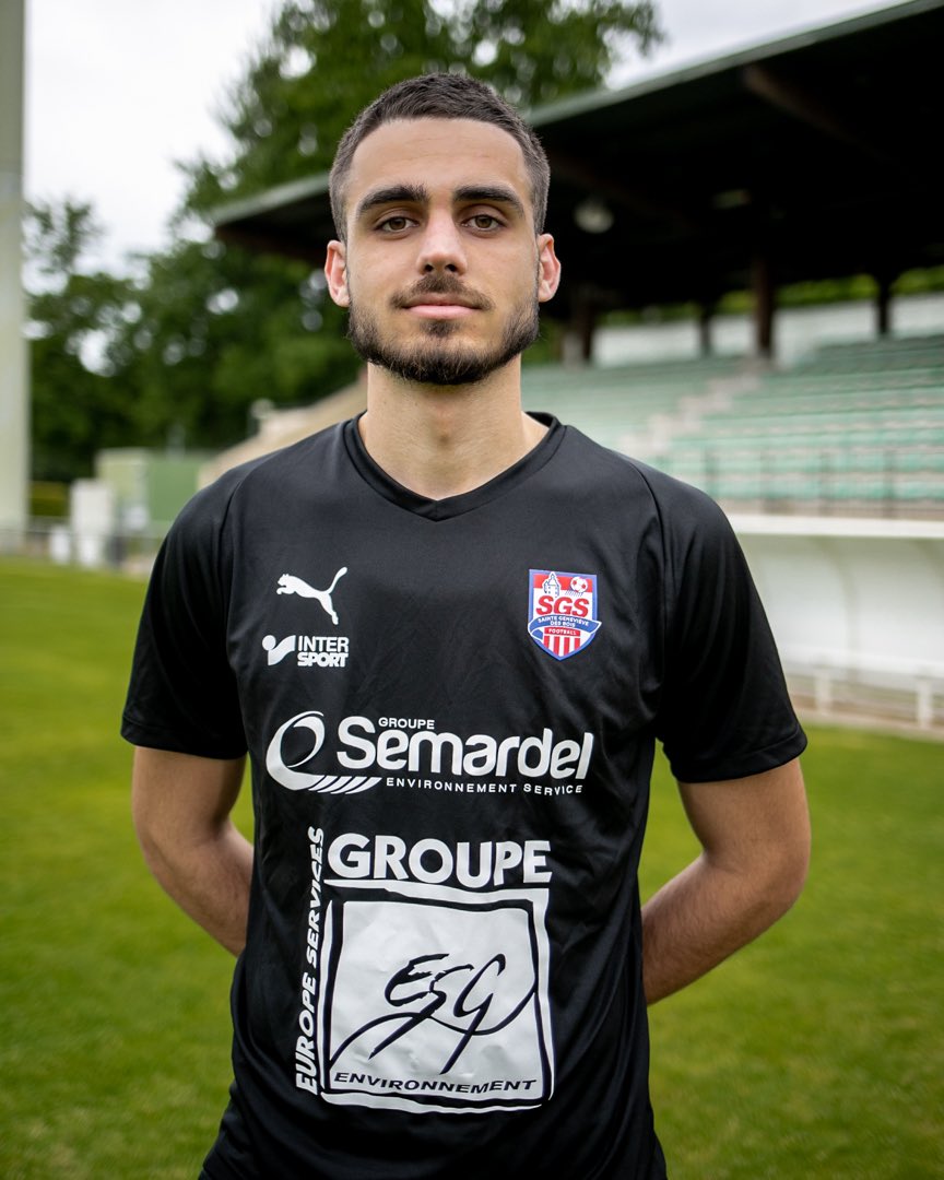 SGFCfoot's tweet photo. Seconde recrue pour SGS, Mathieu Azzolini, défenseur central de 22 ans s’engage chez les rouges en provenance de Grandvillars ! 

Bienvenue 🔥

⚪️🔴 #AllezSGS https://t.co/UX0qHNBABu