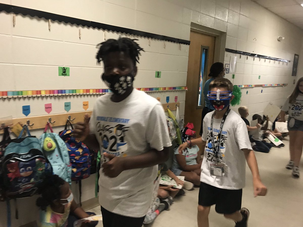 Peace out, 5th grade! 👨🏼‍🎓💗⚓️💙 #👩🏽‍🎓#weloveyou #goodluck #welldone #celebrate <a href="/GlyndaleElemen1/">Glyndale Elementary</a>