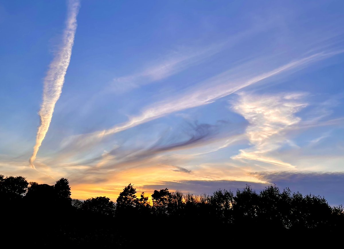 andydovey's tweet image. When your sitting at home wishing you’d got off your arse to go and photograph the sunset. #HomeView #iPhonephotography