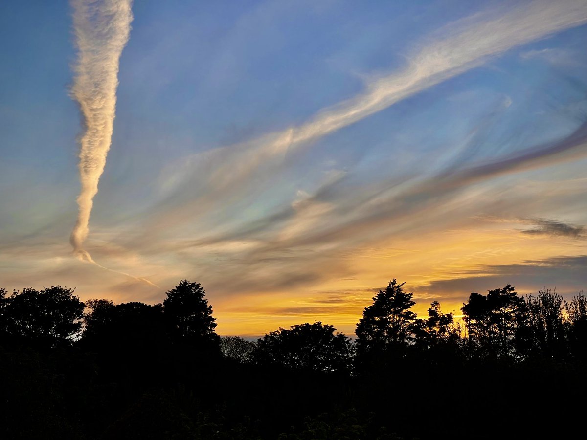 andydovey's tweet image. When your sitting at home wishing you’d got off your arse to go and photograph the sunset. #HomeView #iPhonephotography