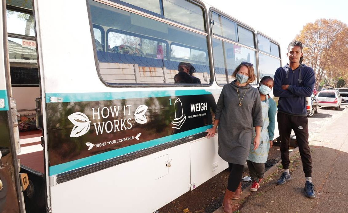 allafrica's tweet photo. Driving Out Hunger, Bringing Food Hope to South African City https://t.co/KEOHIuHGhH #Africa #SouthAfrica #SkhaftinBus #bertrams #Jhb #food #shopping #communityoutreach #Covid19 #urbanissues https://t.co/yZtuoRFn4p