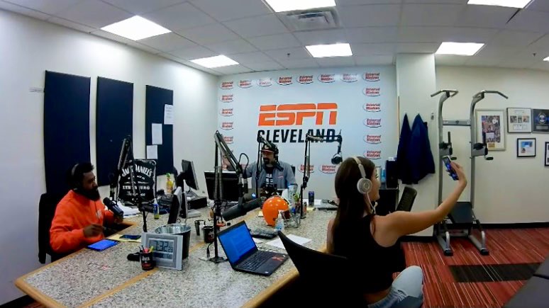ed_in_columbus's tweet photo. .@egoldie80 @Bridget_Linton
@CockyCleveland @j_klimack20
Gotcha! Bridget makes Cleveland Twitter more beautiful. #SelfieCheck https://t.co/1LhjplX4mh
