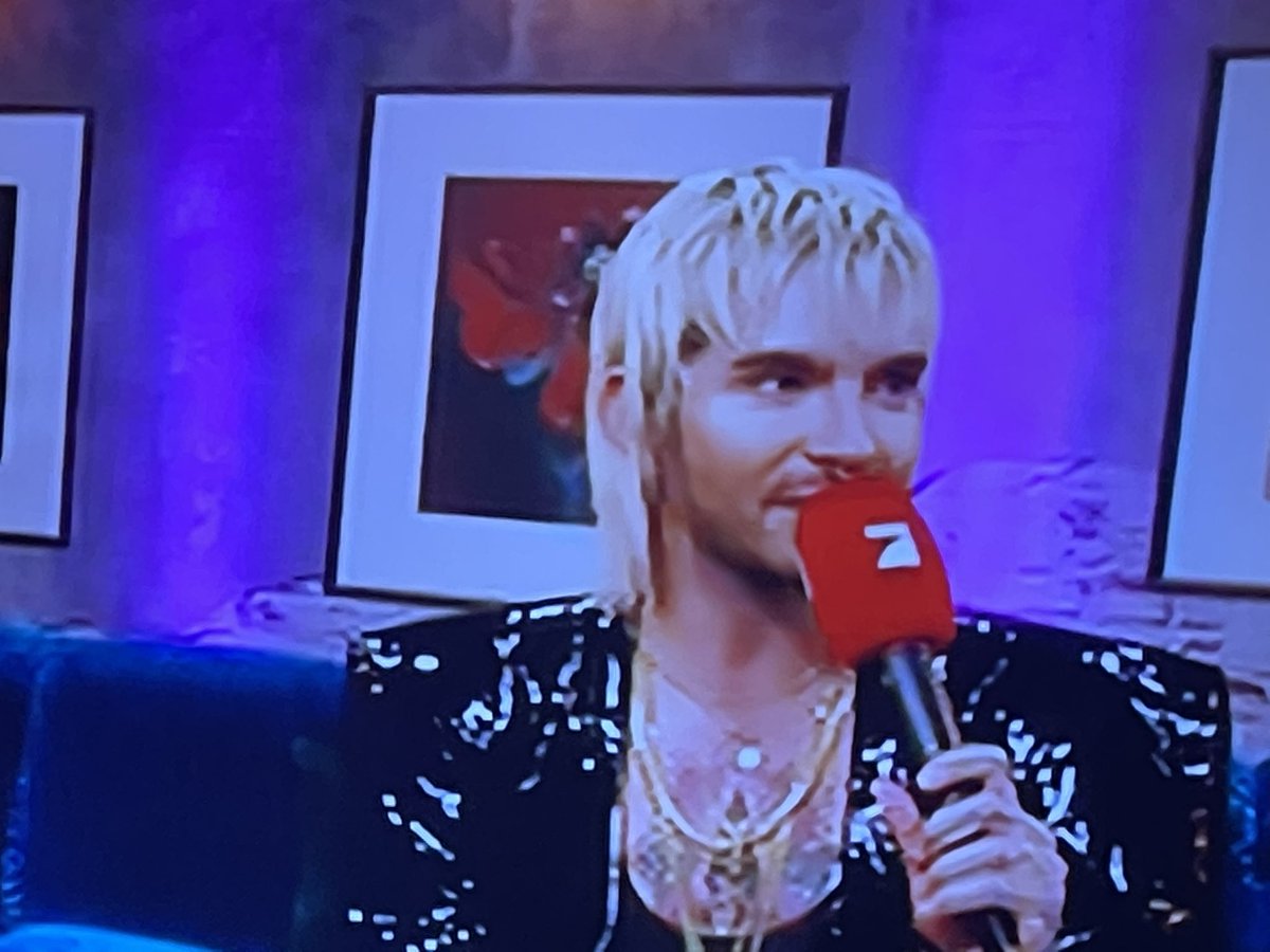 halbblind's tweet photo. wenn du miley cyrus bei wish bestellst #GNTM2021 #gntm #gntmfinale https://t.co/Mnq2g45sEU