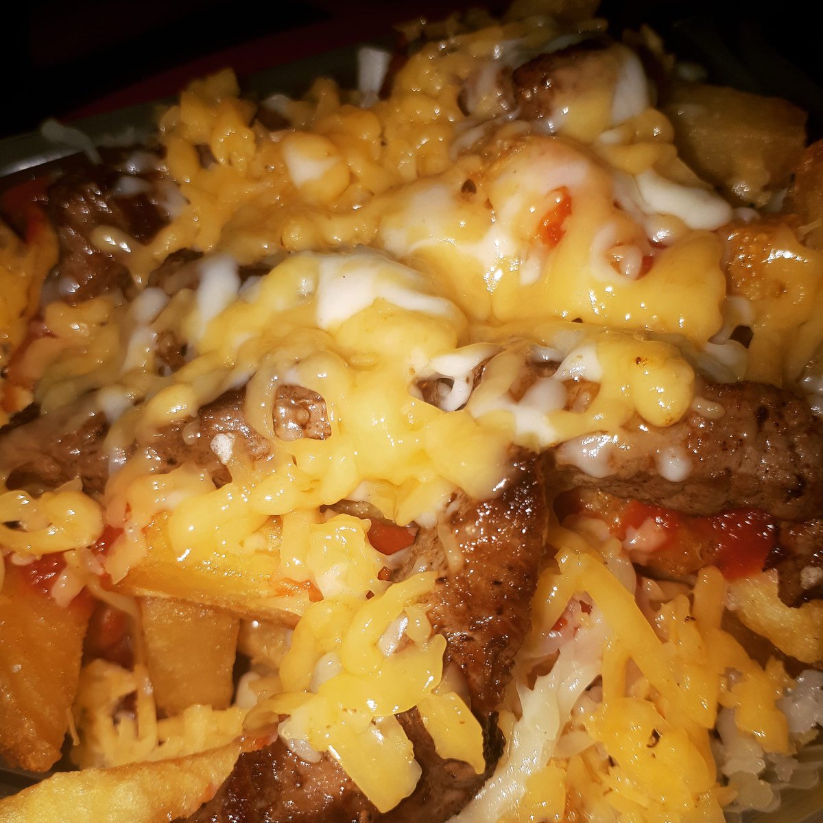 frydazezw's tweet photo. Pizza never tasted so good 😋
Ordinary is overrated, mix it up this weekend with some pizza fries

Come by Ginio Crossing at 181 Acturus Road across from Kamfinsa Shopping Centre or WhatsApp +263787722016 to order for delivery

#friesarelife #foodie #hararefoodie #food #foodporn https://t.co/8cQhwiNjIP