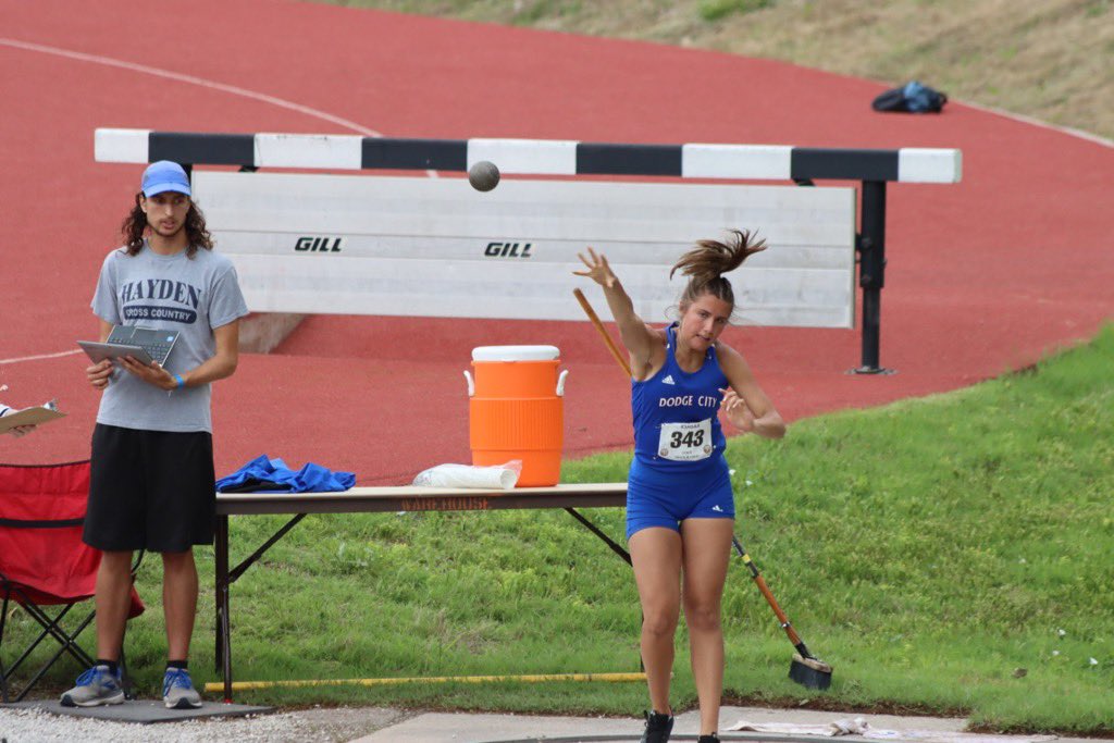 Lauren Gleason finishes 10th 32’10” Kisa Unruh 12th   32’07.25” Shot Put! 👏👏
