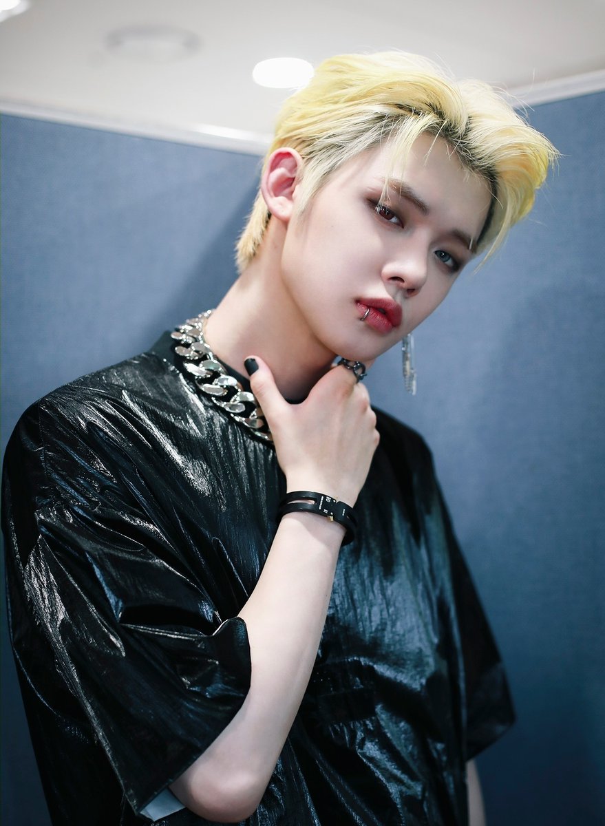 EB0YJUN's tweet photo. i'm not trynna be dramatic or anything but i'd die for puma era yeonjun https://t.co/RlCifHZb4I