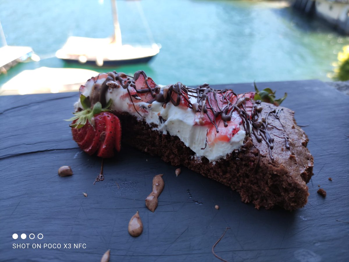 AuroTtp's tweet photo. Ho cucinato una torta meravigliosa per una merenda speciale. Un #pandispagna al cacao con una crema alla #panna e le amatissime #fragole. 
@ComoCfp https://t.co/ZdEmUuozdU
