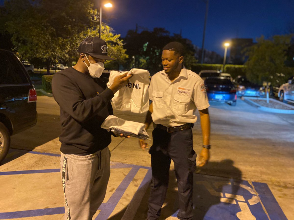 DjTraelTsunami's tweet photo. God is good all the time. Let me start off with that! So I was at work lastnight and got to meet a real legend @DerekLuke and his amazing wife and son ! Thanks to my beautiful fiancé @Cora_Lacole I was able to give Derek and his wife some @ICEtrainingfit gear! 🙏🏾🥶 https://t.co/lG13gAMSNG