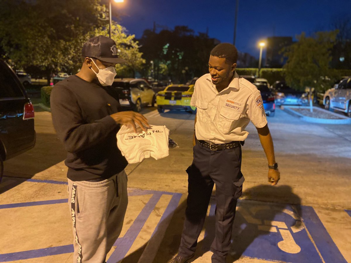 DjTraelTsunami's tweet photo. God is good all the time. Let me start off with that! So I was at work lastnight and got to meet a real legend @DerekLuke and his amazing wife and son ! Thanks to my beautiful fiancé @Cora_Lacole I was able to give Derek and his wife some @ICEtrainingfit gear! 🙏🏾🥶 https://t.co/lG13gAMSNG