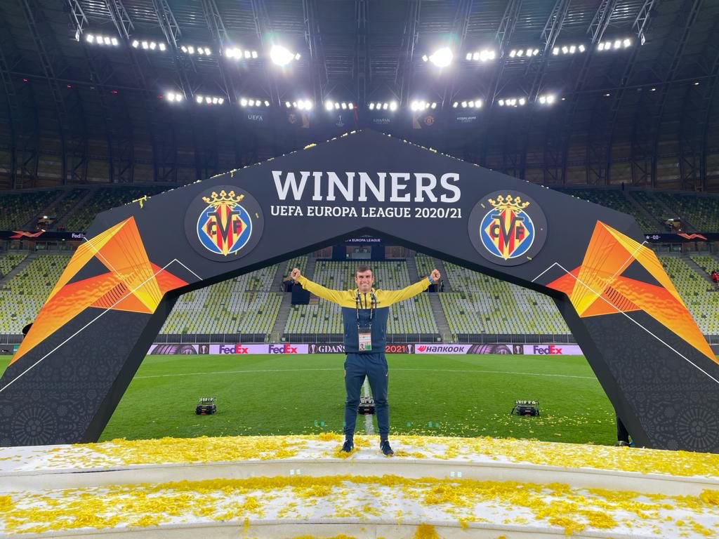 El ilicitano Ángel Torres, preparador físico y readaptador del <a href="/VillarrealCF/">Villarreal CF</a> ha hecho un gran trabajo para llevar al equipo a proclamarse campeón de la <a href="/EuropaLeague/">UEFA Europa League</a>. Todo un orgullo para los ilicitanos e ilicitanas. Enhorabuena 👏👏👏 #Fútbol #Deportes #Elche #Villarreal
