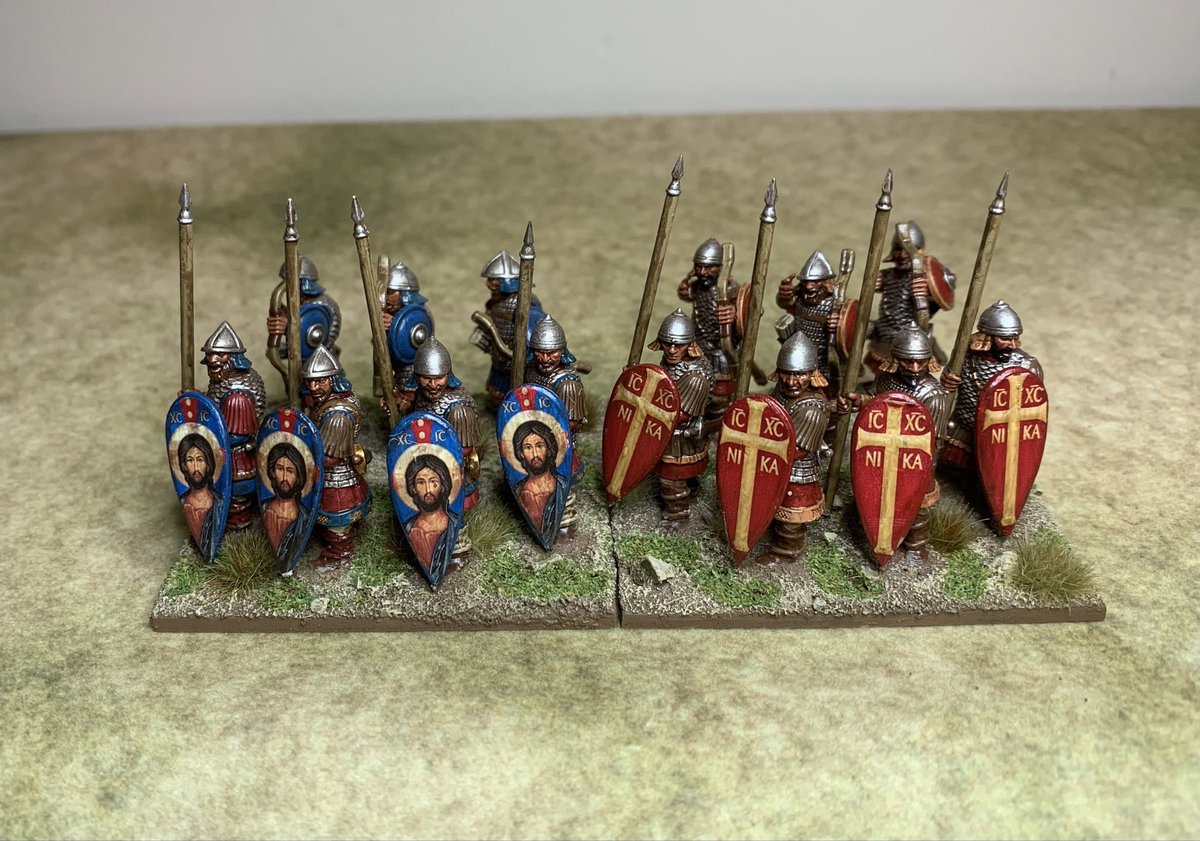 buffstar2020's tweet photo. A long time later, Byzantine skoutatoi with support bases finally done. Couple more of these to do, then onto command and cavalry #wargaming #28mm #fireforgegames #battleflag #adlg #miniaturepainting https://t.co/lk67rx4kOt