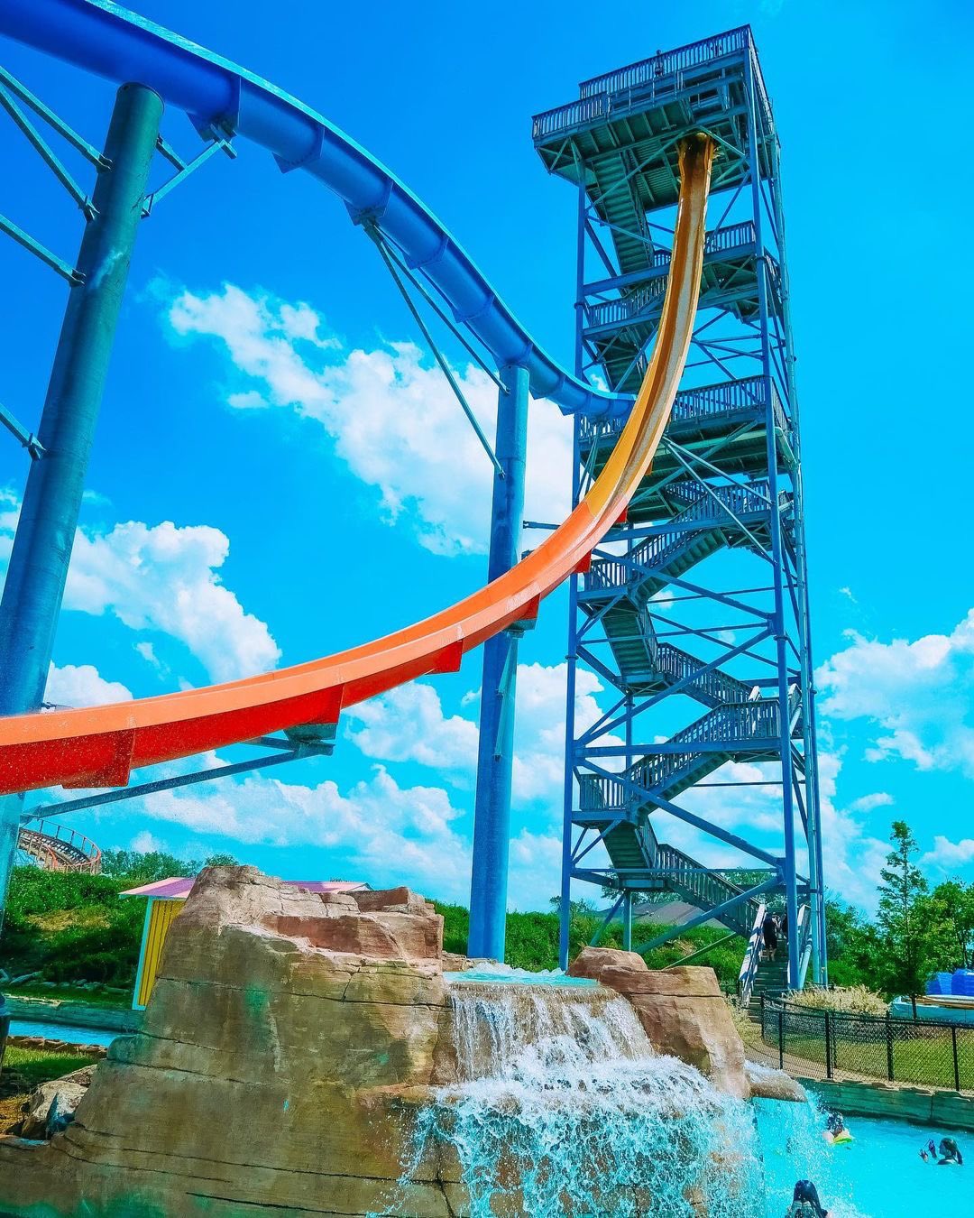 Louisville Tourism on X: Did you know Deep Water Dive at  @KentuckyKingdom's Hurricane Bay is one of the 10 Tallest Body Slides in  the World? 😳 Thrill seekers can climb 12 stories