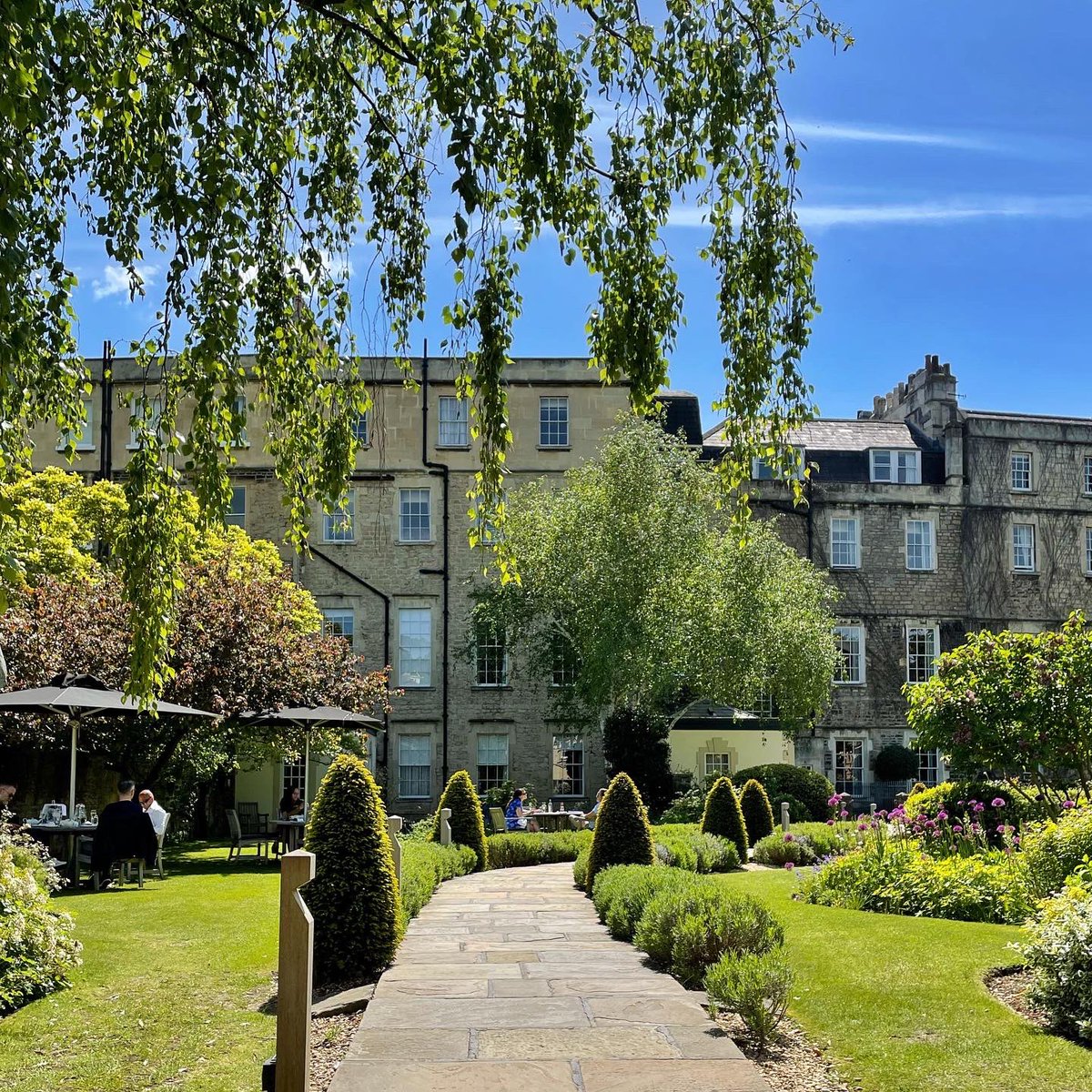 Summer finally arrived for lunch at the always wonderful <a href="/royalcrescent/">The Royal Crescent Hotel & Spa</a> today! 🍴🍃☀️
#bathuk #visitbath #royalcrescent
