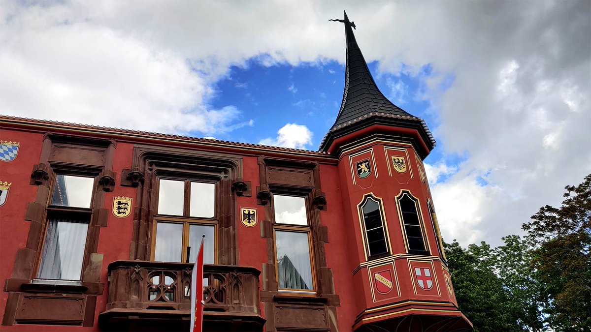 Während heute viele der Künstler und Künstlerinnen in den Obergeschossen der deutschen Allee wohnen, befand sich dort bis zum Bau des Voletariums ein Teil des Hotel-Resorts. Zimmer im "Gästehaus Circus Rolando" konnten bis 2016 von Gästen gebucht werden. 🎪