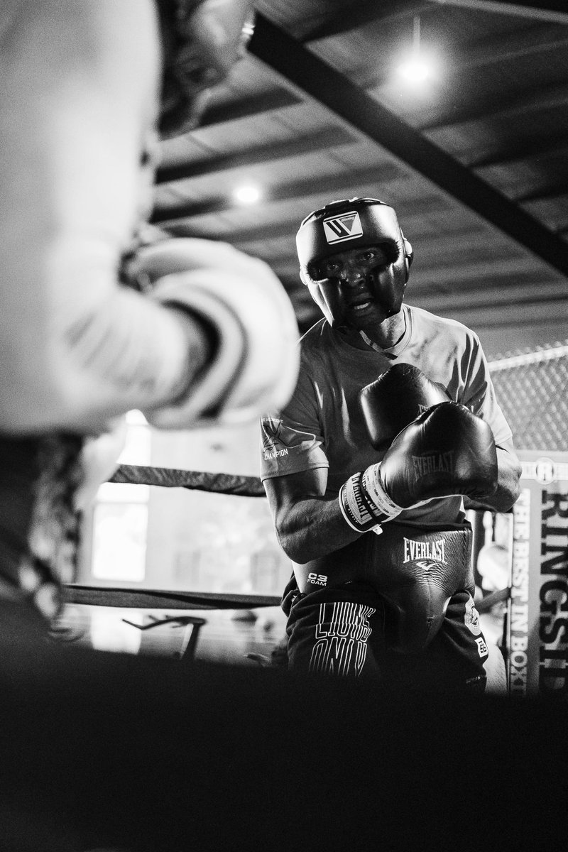 ochocinco's tweet photo. 🥊

📷: @shotbybishop_ https://t.co/RaiOLzupcR
