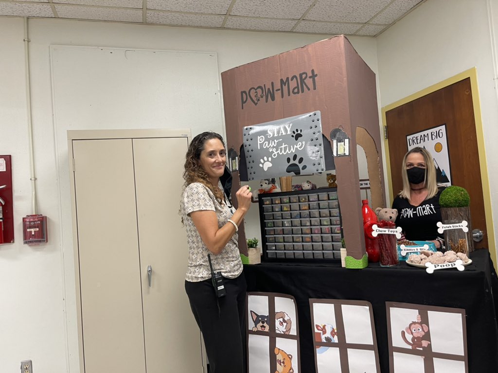 lydis_berriz's tweet photo. Even the administration and some of the staff members at @SPEpanthers Sunset Park Elementary had a great time adopting a pet at our PAW-Mart. https://t.co/dcm1qCQrrM