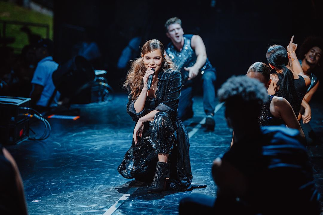 archiveshailees's tweet image. missing hailee steinfeld on stage