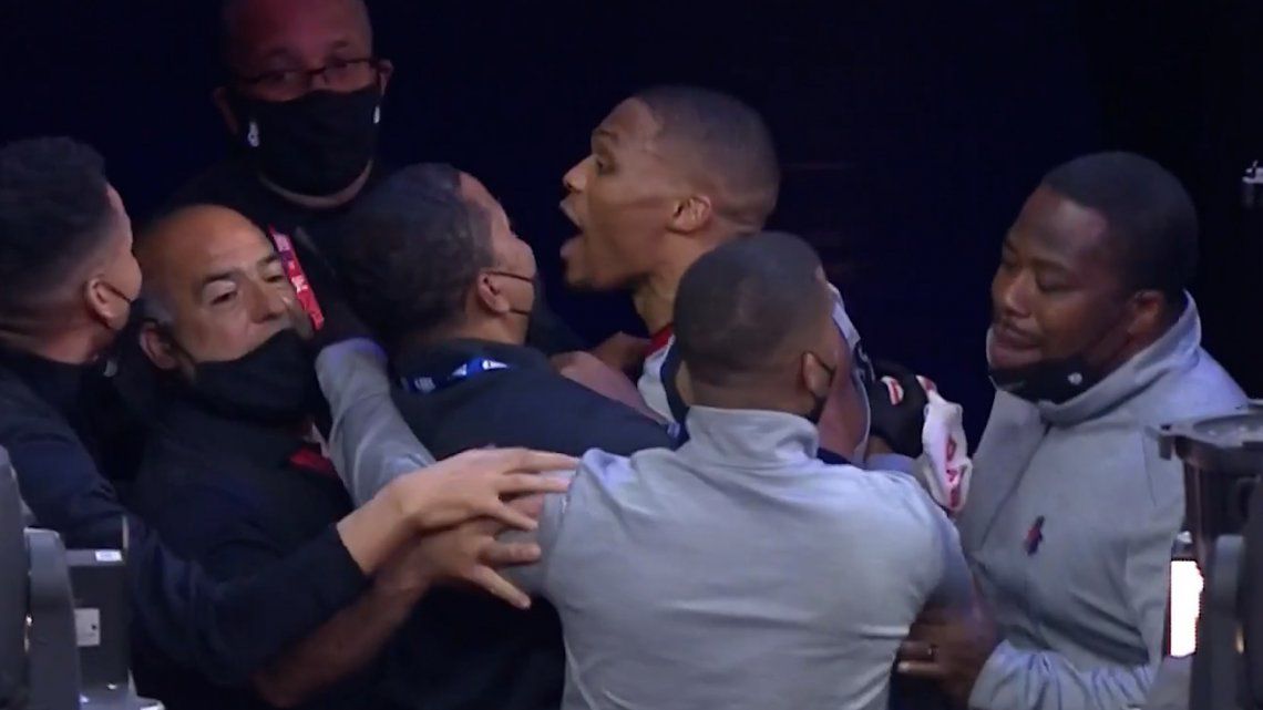 VSportsTM's tweet photo. Los Philadelphia 76ers le revocaron la membresía al fanático que le arrojó pochoclos a Russell Westbrook. También le prohibieron asistir por tiempo indefinido a cualquier evento que se realice en el Wells Fargo Center. https://t.co/UZ4R7RLFNd