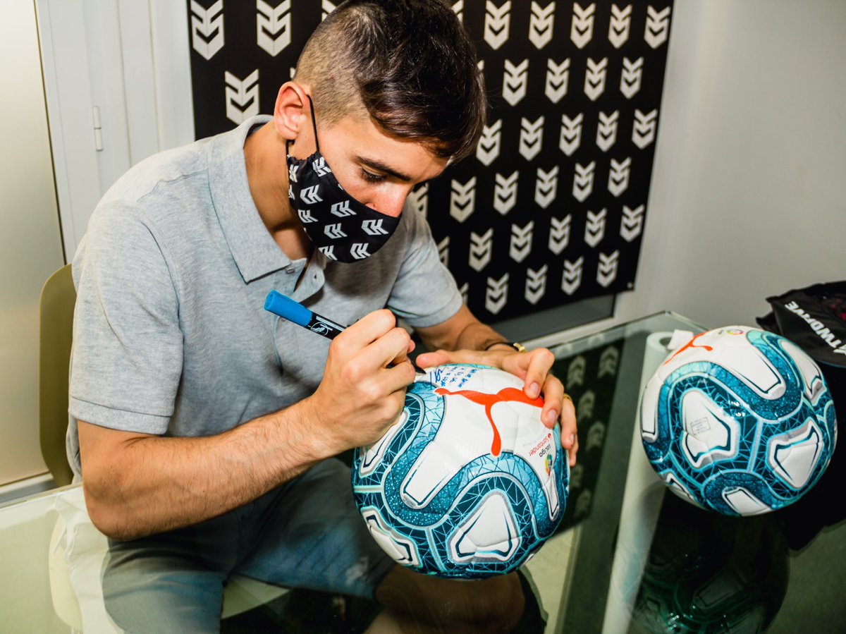 b1socceracad3my's tweet photo. Gran tarde con los amigos de @TwoFiveGloves y el porterazo @edgarbadia. ¡Gracias por tu tiempo y por ayudarnos a preparar bonitos sorpresas! ⚽️2️⃣5️⃣🧤🔝 #B1Family #TwoFiveSquad #B1Friends https://t.co/syvQsYQFV2