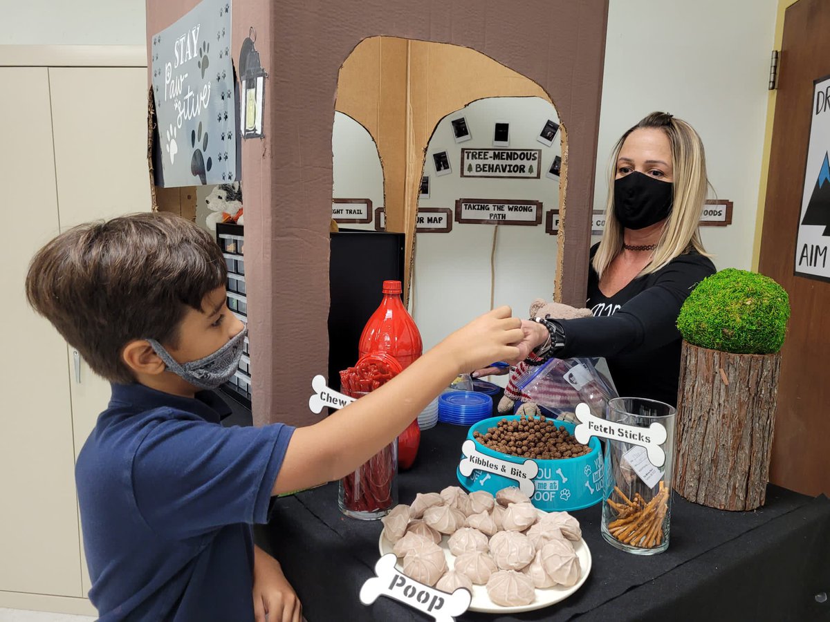 lydis_berriz's tweet photo. PAW-Mart was a success today. After they adopted their pet, they wrote about them including all the facts they’ve learned. Then they had a chance to introduce their pet to the class. So much fun! https://t.co/pd0u01L3fU