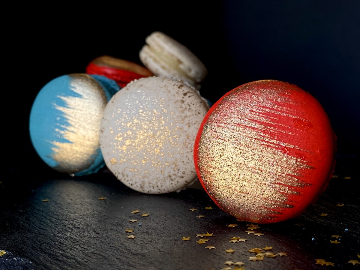madmacnyc's tweet photo. Our #FireCracker Collection has been released on https://t.co/crjm7f3DFn 
Enjoy these #RedWhiteAndBlue beauties during all of your #SummerCookouts #MDW2021 #MadMacMacarons #MadMacNYC #FrenchMacarons https://t.co/mPFiEEliie
