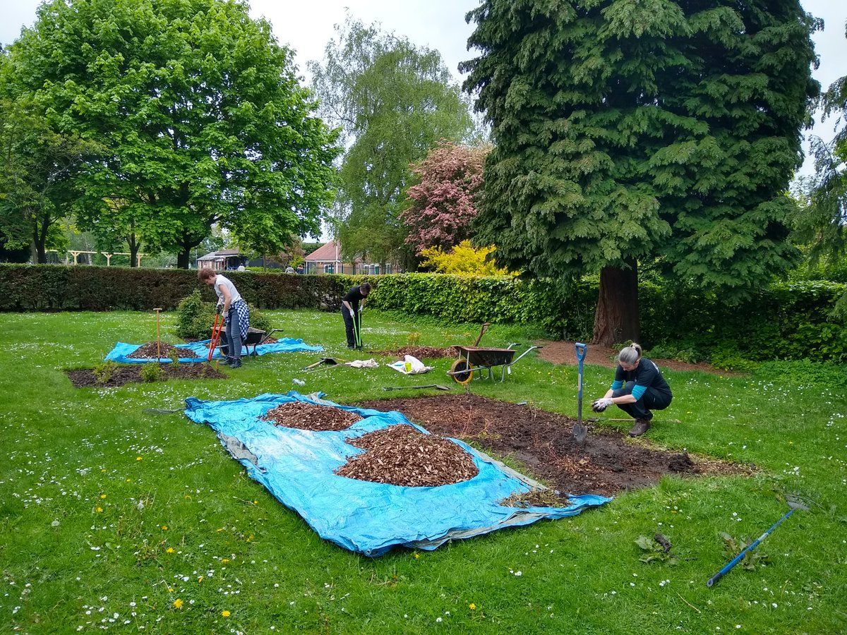 ecoyorkcyc's tweet photo. Weeded, edged &amp; mulched. Thx @Portakabin_R vols from @YorkCares for gardening am &amp; fishing pm. 30+ fish removed 2 restore natural ecosystem in wildlife pond. We like fish but they eat frogspawn &amp; other wildlife so plz don't put fish in there @CityofYork @WestBankPark @HolgateWard https://t.co/K66rGbp8Bm