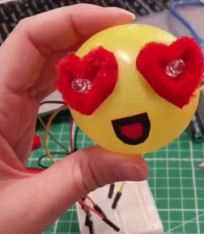 Tinkertank_de's tweet photo. Analoge #Emoji bauen & in ein digitales GIF verwandeln? Na klar! Aktuell läuft der "Making-Workshop: Digitaler Content aus analogen Materialien", den wir für das @lmz_bw & deren #Bittewas?!-Kampagne umsetzen, mit tollen Ergebnissen! Nächste Woche geht's weiter! #createnstatthaten https://t.co/nktVv5he69