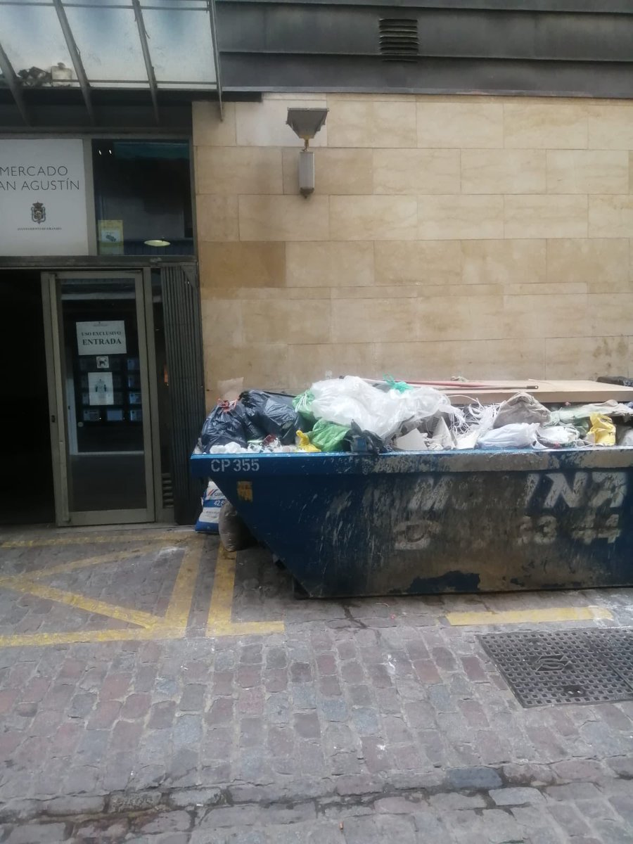 RobertoMartinB6's tweet photo. Los nuevos cubos de basura de @Granada_Limpia o es que no limpian y los vecinos tienen que usar estos contenedores de obra??? 
@PepaPeparubia @aytogr #inagra #Granadalimpia #ConcejaliadeMedioAmbiente https://t.co/4urXJvCOZC