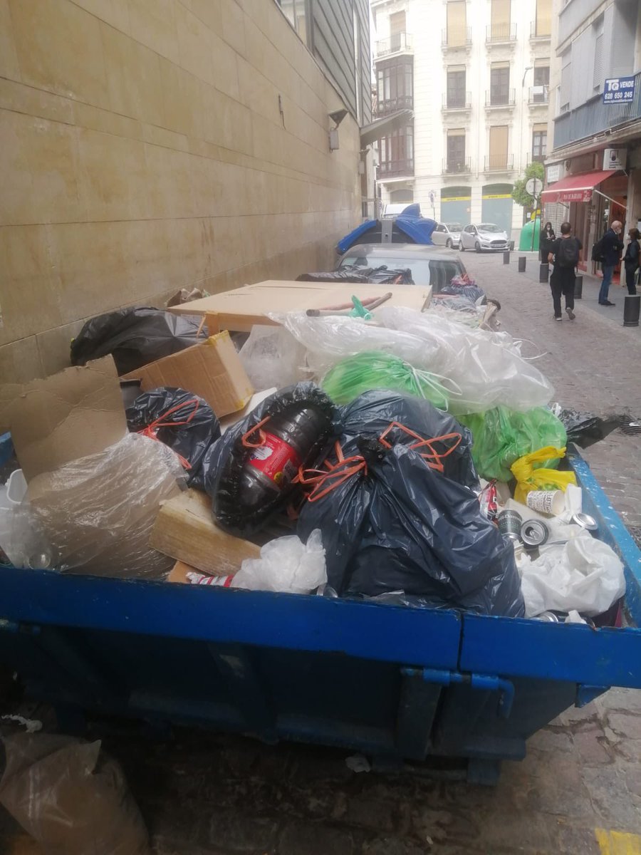 RobertoMartinB6's tweet photo. Los nuevos cubos de basura de @Granada_Limpia o es que no limpian y los vecinos tienen que usar estos contenedores de obra??? 
@PepaPeparubia @aytogr #inagra #Granadalimpia #ConcejaliadeMedioAmbiente https://t.co/4urXJvCOZC