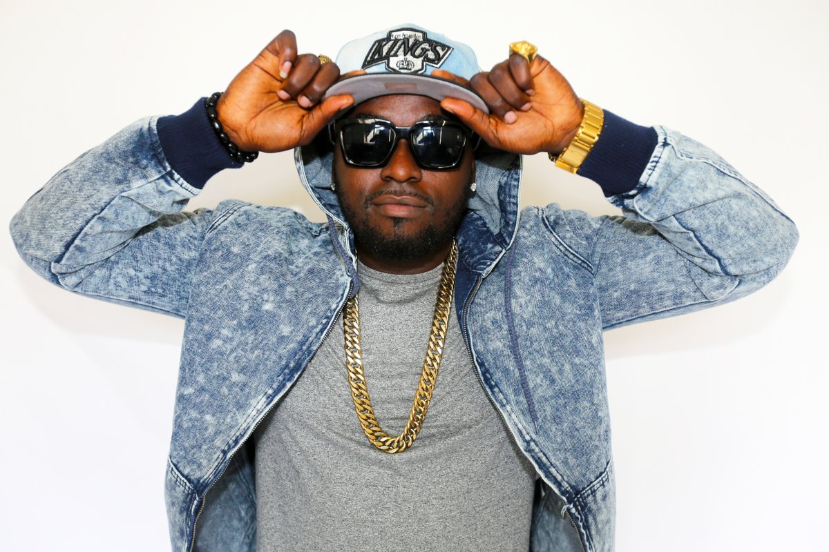 wepluggoodmusic's tweet image. ~ @itsOMOAKIN has dropped the music video for his new single ‘Pasa Pasa’ featuring @youngskales. The visuals are very energetic, with infectious choreography that will make you want to dance

Watch it here: bit.ly/3yHBjOt

#MusicNews #PasaPasa