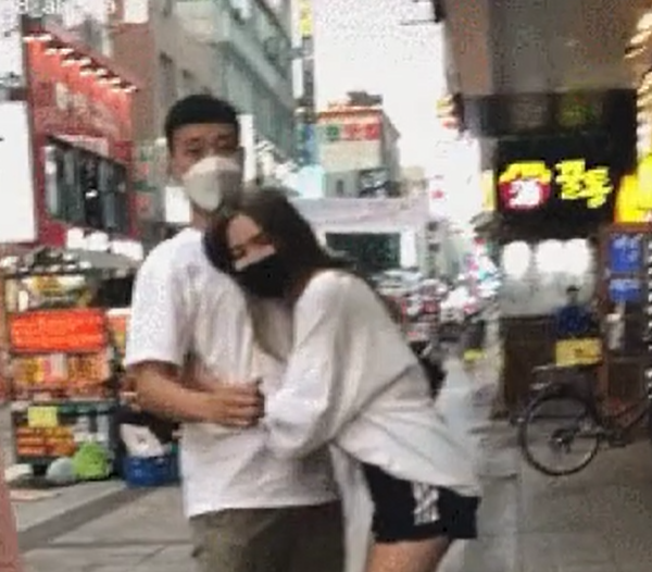 npomvtt's tweet photo. Internautas coreanos estão irritados com o assédio vindo de algumas mulheres estrangeiras que residem na Coréia do Sul para com homens coreanos.

Essas mulheres se aproximam de homens coreanos aleatórios como um desafio para o TikTok e os abraçam de repente. https://t.co/dZvfv7HcD3