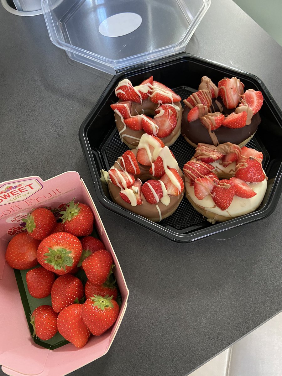 jackvdende's tweet photo. Ohhh wat lekker!! 😋🤗 De kids konden zich al niet inhouden. Strawberry chocolate factory heerlijk!! https://t.co/VOsCsR7CMU