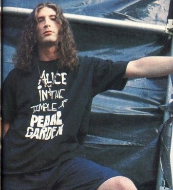 Happy birthday to the best(and my fav) drummer ever Sean Kinney  