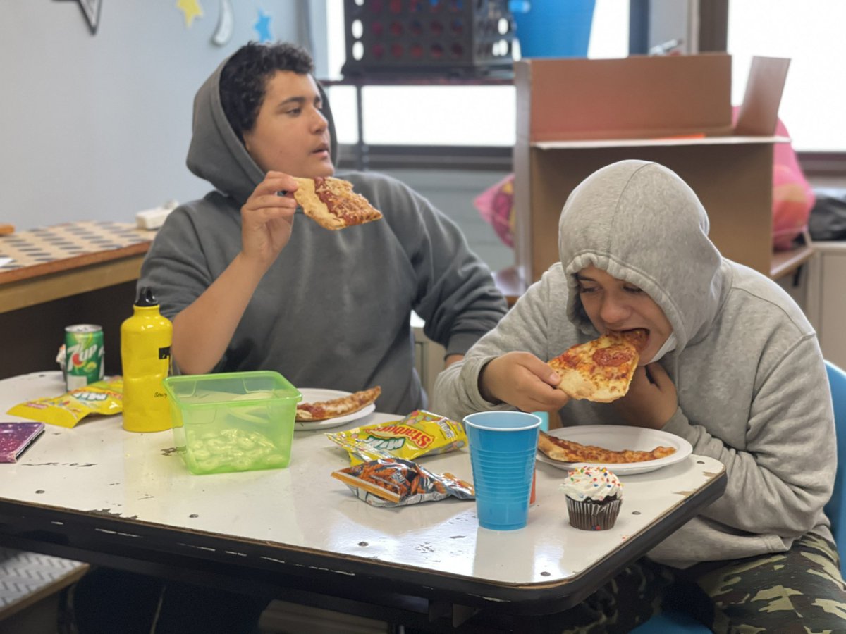 cassierosenix's tweet photo. Lunch is a pizza party 🎉 
Special thanks to the Soptics for providing our pizza 😍

#TMStrength #turner202strong https://t.co/uzzexh7Vy3