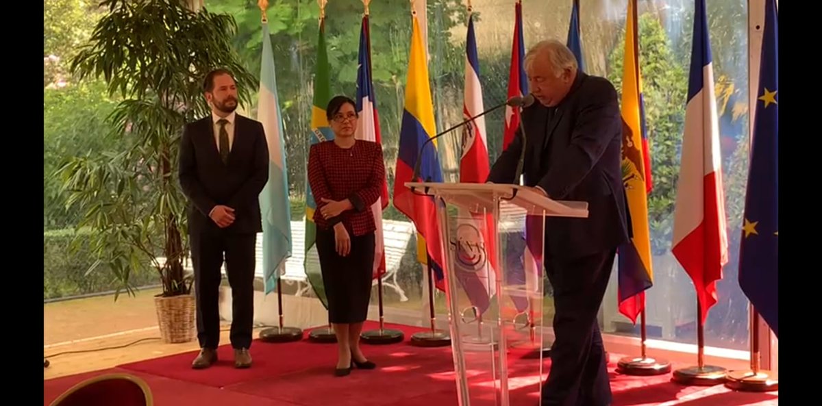 EmbaMexFra's tweet photo. Dans le cadre de la #SALC2021, le Président du @Senat français, a accordé la Médaille du Sénat à la scientifique🇲🇽Dulce Papy-García pour sa recherche dans la lutte contre l��Alzheimer et ses efforts visant à renforcer les liens en matière de recherche entre le🇲🇽et la🇫🇷 https://t.co/PehtCS97KC