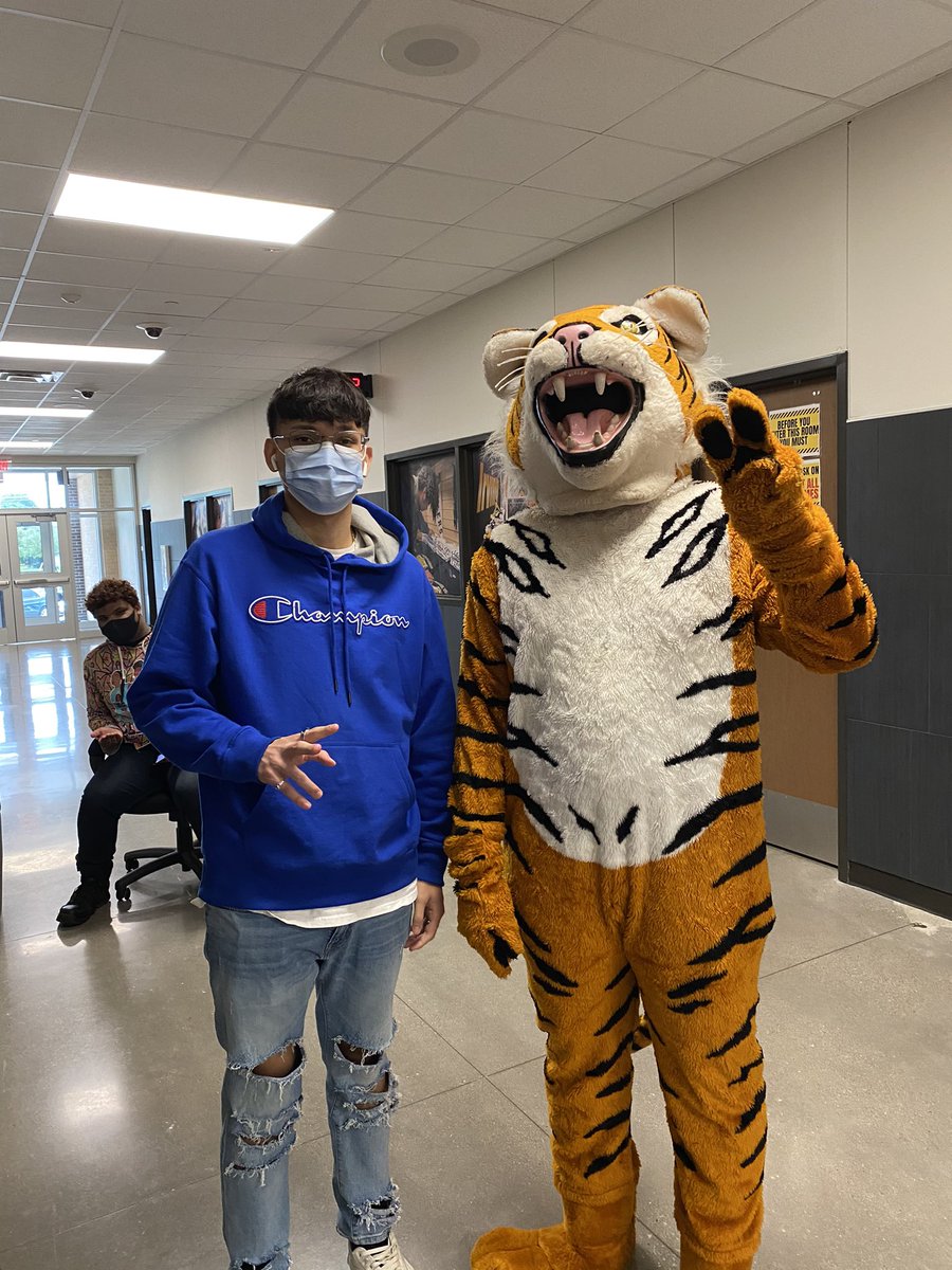 LLucey11's tweet photo. Big Irv is celebrating the end of the @irvinghigh 2020-21 school year! @iisdCTE @IHSclass2021 https://t.co/JBLALYbYhJ