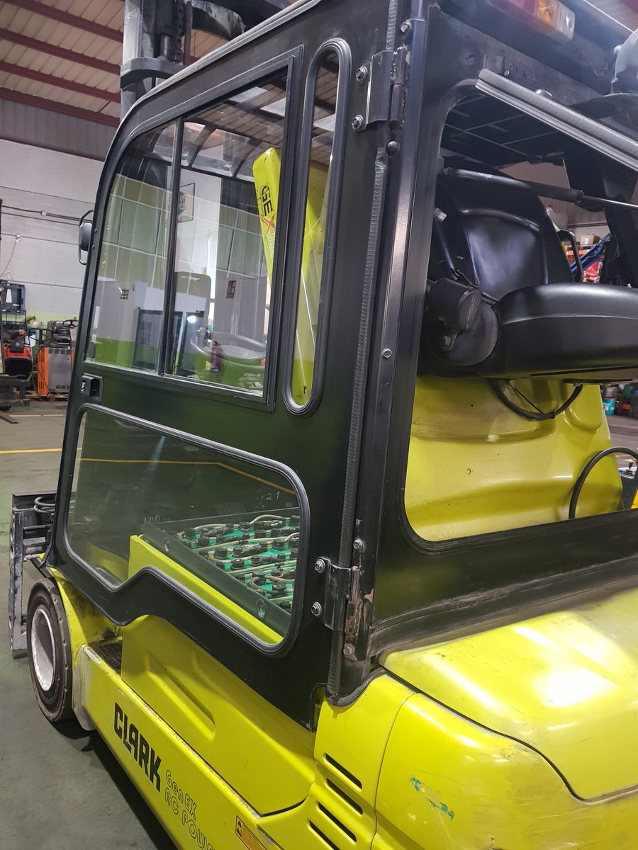 Nueva incorporación de carretilla elev. elect. CLARK Mod. GEX 30 L de 3000 kg., mástil triple 6345 mm.,  desplazador lateral, posicionador de horquillas, cabina completa con calefacción,  mandos en asiento, doble pedal, sistemas de seguridad e iluminación, batería 80 v. - 775 ah