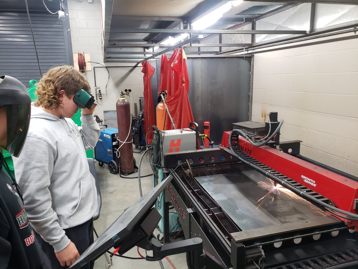 BooneAgSci's tweet photo. Toreador Metal Works @BooneToreadors staying busy the last week of school finishing customer orders making signs on our @Torchmate CNC #agmech https://t.co/mc3HJL6xBc