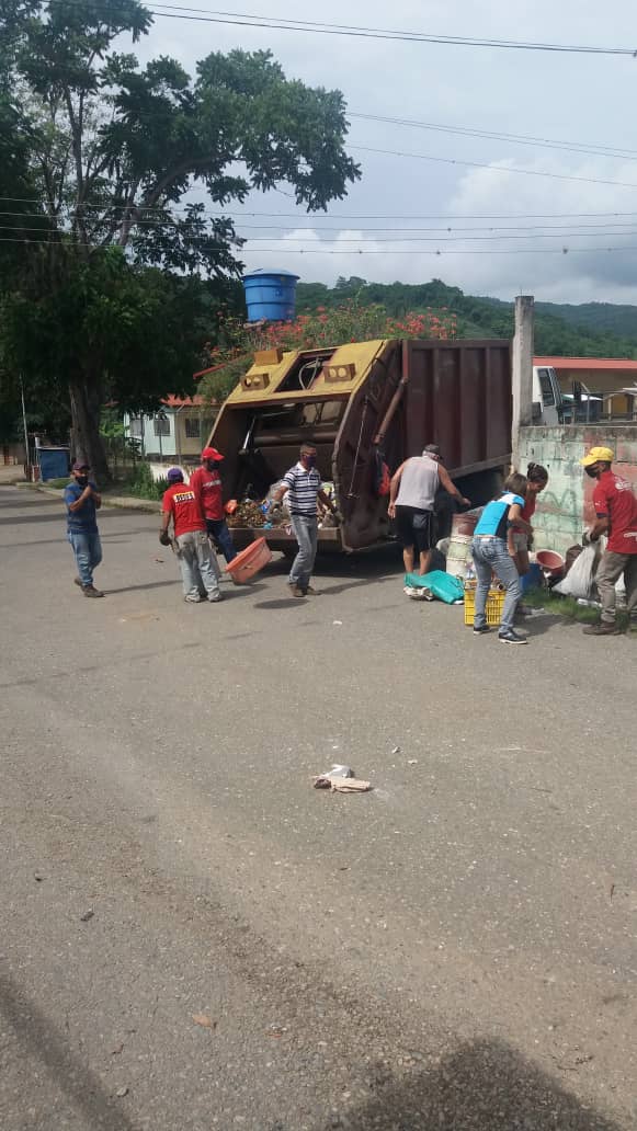janet_araujo72's tweet photo. McpioMotatan asi es nuestro #CaballitoDeBatalla #RecolectorDeBasura realizando sus labores gracias al apoyo del Gob. @RangelSilva4F para la puesta en marcha #Motatan #TierraDeHonorYProgreso https://t.co/fCXfU9AHkJ
