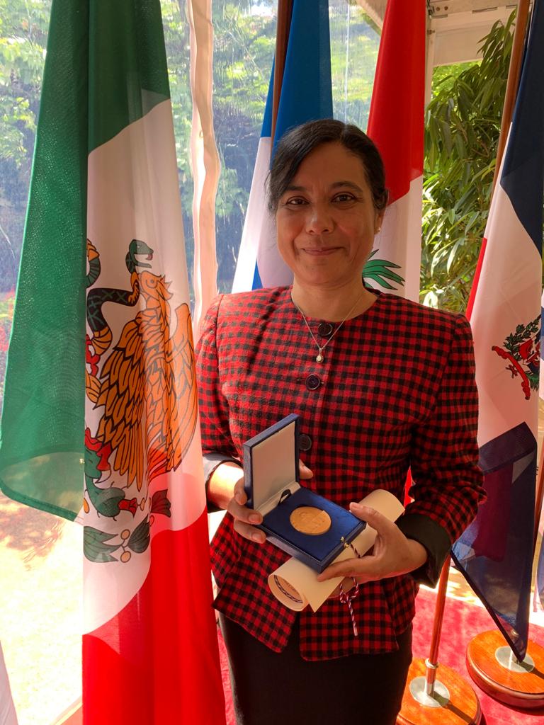 EmbaMexFra's tweet photo. En el marco de #SALC2021 el Presidente del @Senat francés @gerard_larcher entregó la Medalla del Senado a la científica mexicana, la Dra. Dulce Papy-García, por su investigación en la lucha contra el Alzheimer y su labor para fortalecer los vínculos de investigación entre 🇲🇽 y 🇫🇷 https://t.co/BOM0fEt426