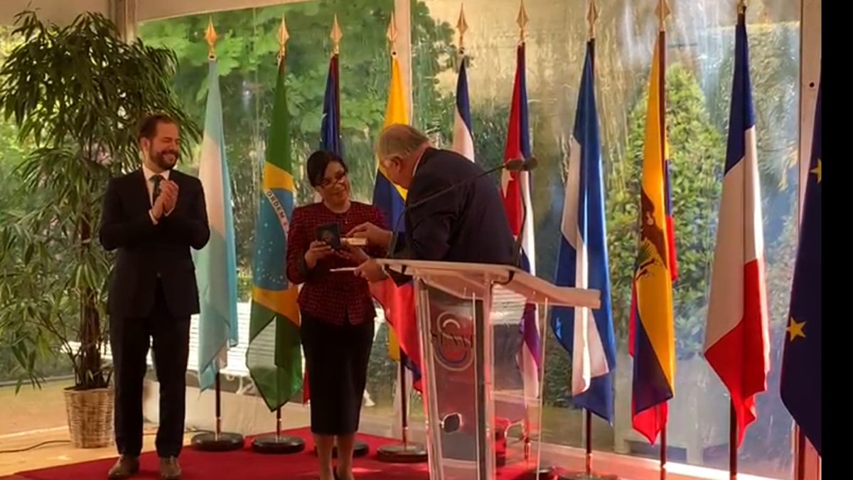 En el marco de #SALC2021 el Presidente del <a href="/Senat/">Sénat</a> francés <a href="/gerard_larcher/">Gérard Larcher</a> entregó la Medalla del Senado a la científica mexicana, la Dra. Dulce Papy-García, por su investigación en la lucha contra el Alzheimer y su labor para fortalecer los vínculos de investigación entre 🇲🇽 y 🇫🇷