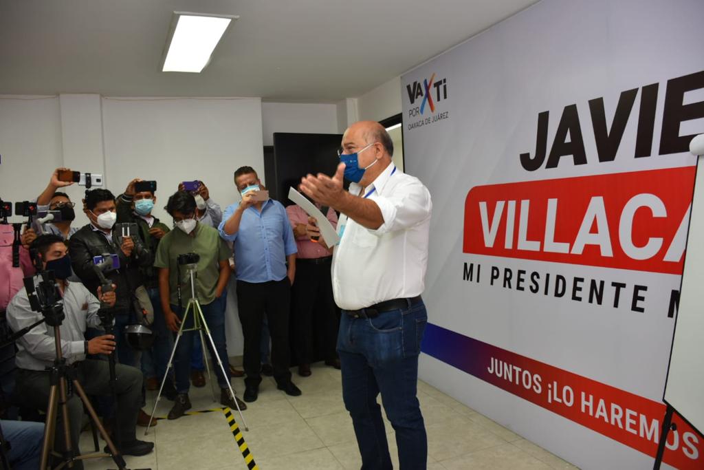 JavierVillacana's tweet photo. Hemos hecho una campaña intensa y sustentada en compromisos que vamos a cumplir porque tenemos la capacidad y experiencia; hoy ante los medios de comunicación, reiteramos que vamos a generar las condiciones para que nuestro municipio recupere su grandeza. #VaPorOaxacaDeJuárez https://t.co/4ZYyO0ZJLh