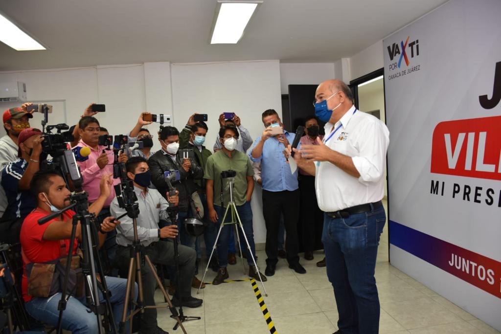 JavierVillacana's tweet photo. Hemos hecho una campaña intensa y sustentada en compromisos que vamos a cumplir porque tenemos la capacidad y experiencia; hoy ante los medios de comunicación, reiteramos que vamos a generar las condiciones para que nuestro municipio recupere su grandeza. #VaPorOaxacaDeJuárez https://t.co/4ZYyO0ZJLh