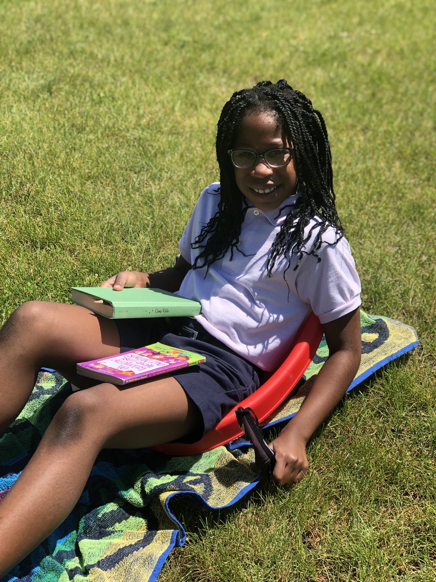 MrsWitmersClass's tweet photo. Reading 📖 outside on this gorgeous day! ☀️ #almosttheendoftheschoolyear @miltonhershey @MHPrincipals https://t.co/vSu4qmjMWD
